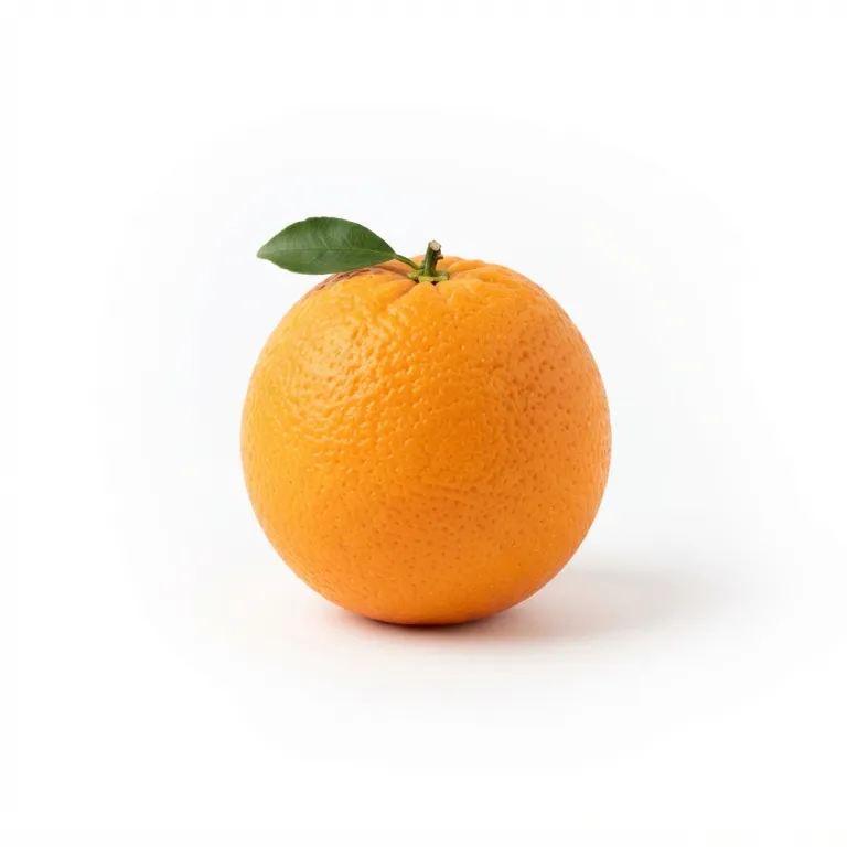Orange ronde à la peau texturée et granuleuse avec une petite feuille verte