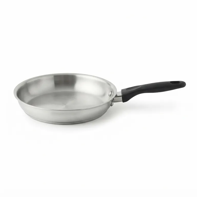 Poêle en métal avec un manche noir posée à plat