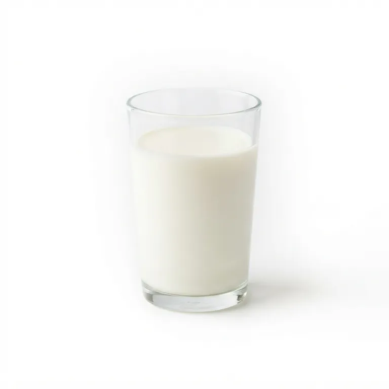 Verre rempli de lait blanc