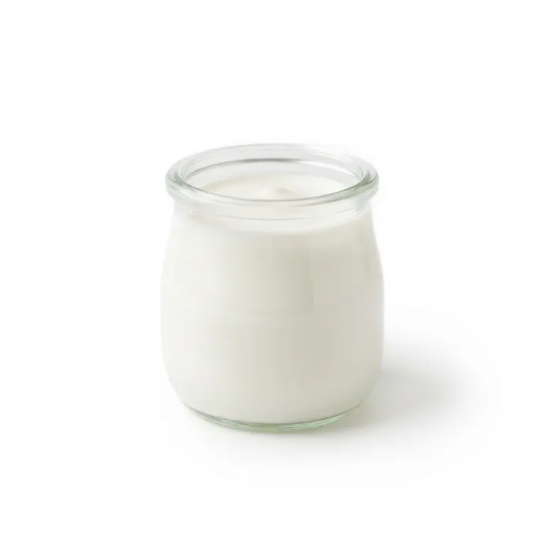 Petit pot en verre contenant un yaourt blanc onctueux