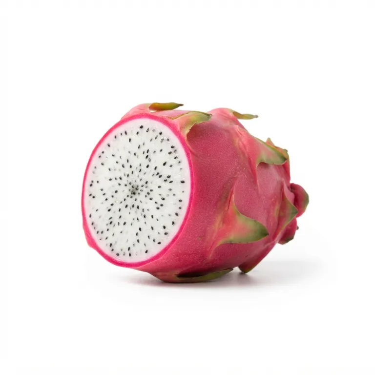 Pitaya à la peau rose vif avec des écailles vertes et une chair blanche parsemée de graines